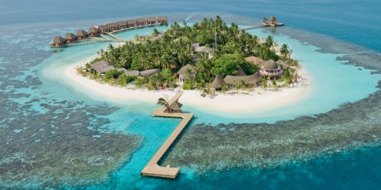 Kandolhu Island Resort - Ansicht der traumhaften Insel umgeben von kristallklarem Wasser.